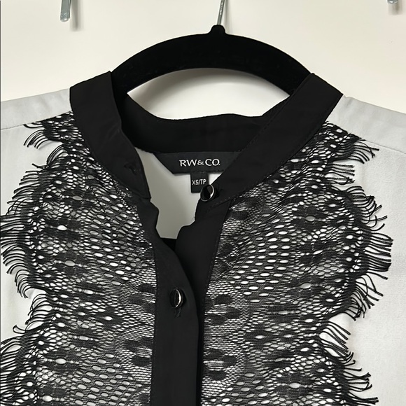 RW&CO. | Light Blue Sleeveless Lace Panel Blouse | XS - Picture 2 of 5